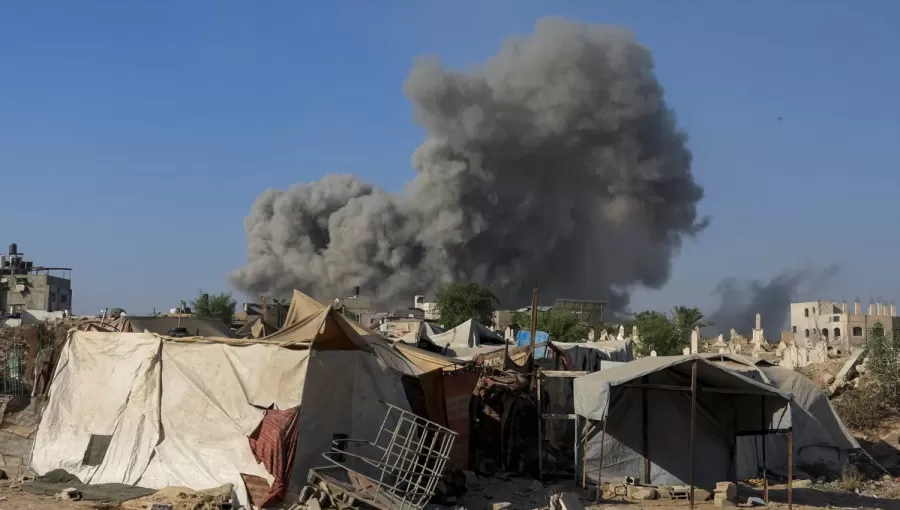 دخان يتصاعد خلف خيام نازحين جراء قصف الاحتلال الإسرائيلي على مدينة غزة دخان يتصاعد خلف خيام نازحين جراء قصف الاحتلال الإسرائيلي على مدينة غزة | المصدر: رويترز