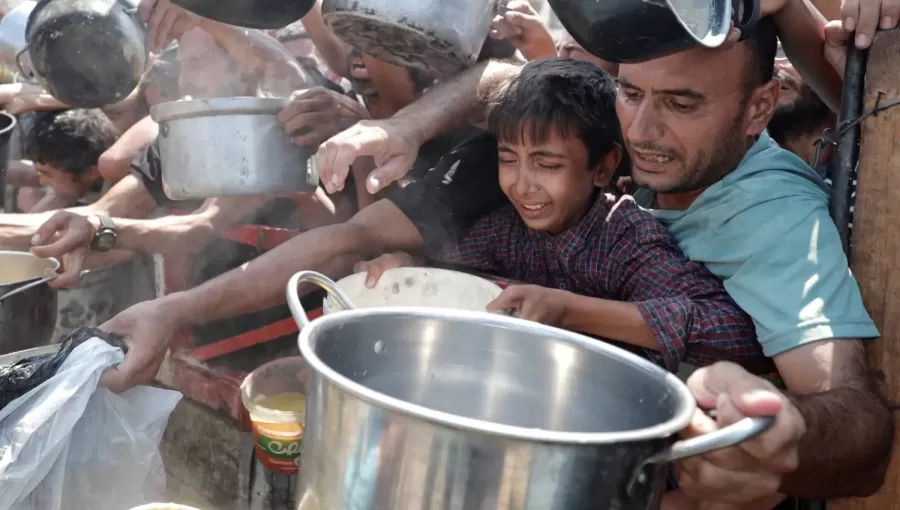 فلسطينيون يكافحون للحصول على طعام في مدينة غزة فلسطينيون يكافحون للحصول على طعام في مدينة غزة | المصدر: رويترز