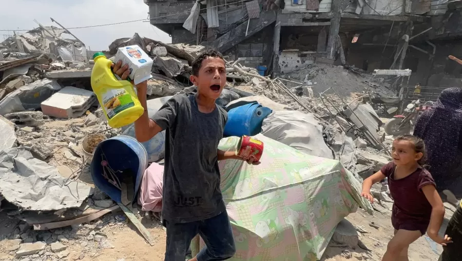 فتى فلسطيني يحمل مواد غذائية استطاع الحصول عليها من مساعدات أسقطت جوا في جباليا شمال قطاع غزة فتى فلسطيني يحمل مواد غذائية استطاع الحصول عليها من مساعدات أسقطت جوا في جباليا شمال قطاع غزة 9/8/2025 | المصدر: وكالة الأنباء الفرنسية
