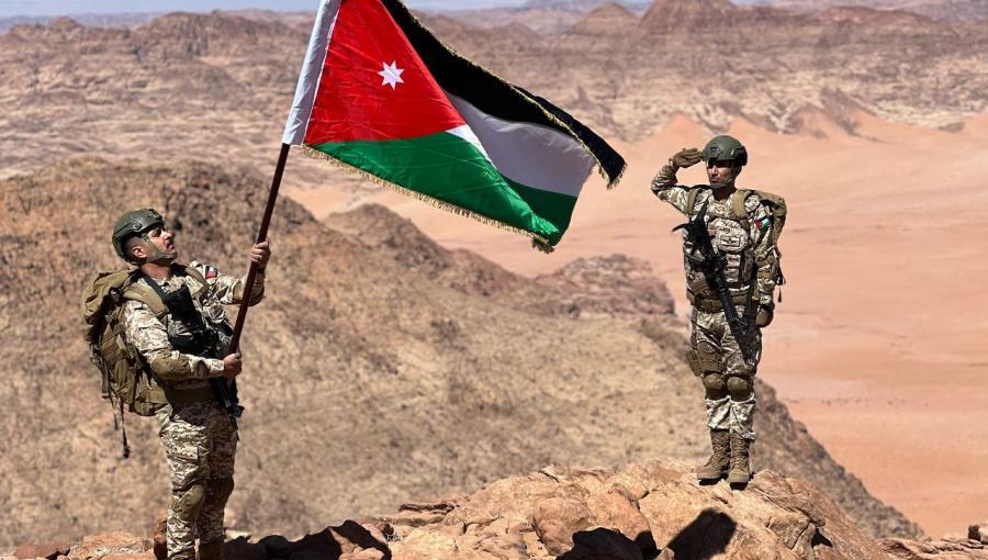 جنديان من الجيش العربي يرفعان العلم الأردني على قمة أم الدامي جنديان من الجيش العربي يرفعان العلم الأردني على قمة أم الدامي | المصدر: القوات المسلحة الأردنية