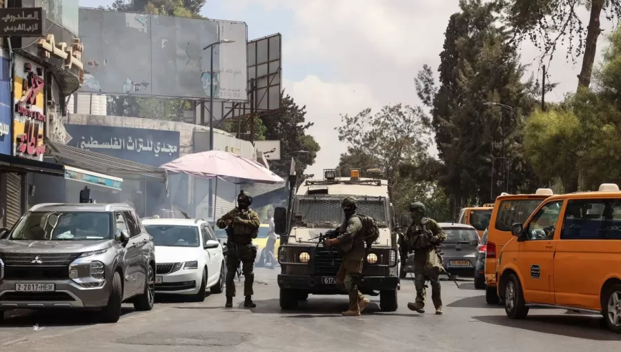 جنود الاحتلال خلال مداهمة في مدينة رام الله بالضفة الغربية جنود الاحتلال خلال مداهمة في مدينة رام الله بالضفة الغربية | المصدر: وكالة الأنباء الفرنسية