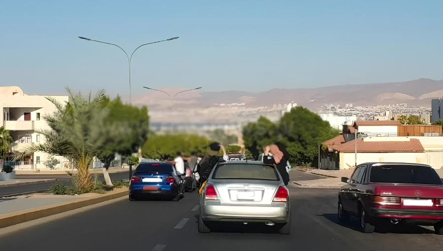 أرشيفية لموكب سيارات يخرج منها أشخاص أرشيفية لموكب سيارات يخرج منها أشخاص