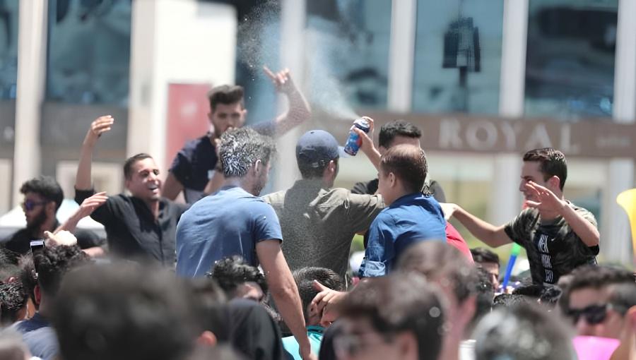طلبة يحتفلون بعد إعلان نتائج التوجيهي طلبة يحتفلون بعد إعلان نتائج التوجيهي