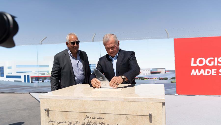 الملك يضع حجر الأساس لمركز عمليات الشحن الجوي التابع للملكية الأردنية في مطار الملكة علياء الدولي الملك يضع حجر الأساس لمركز عمليات الشحن الجوي التابع للملكية الأردنية في مطار الملكة علياء الدولي 8/9/2025 | المصدر: الديوان الملكي