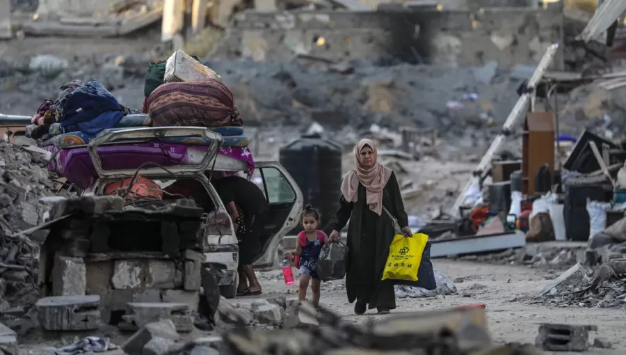 أم غزية تنزح مع طفلتها من منطقة استهدفتها غارة جوية إسرائيلية في مدينة غزة | المصدر: الوكالة الأوروبية للصور الصحفية