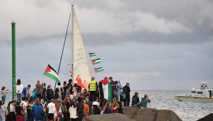 أشخاص يتباعون قوارب تتبع أسطول الصمود العالمي المتجه إلى غزة وهي تغادر ميناء سان جيوفاني بإيطاليا أشخاص يتباعون قوارب تتبع أسطول الصمود العالمي المتجه إلى غزة وهي تغادر ميناء سان جيوفاني بإيطاليا | المصدر: الوكالة الأوروبية للصور الصحفية