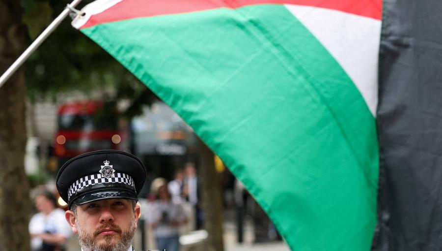 ضابط شرطة يقف بجانب علم فلسطين خارج المحكمة العليا في لندن ضابط شرطة يقف بجانب علم فلسطين خارج المحكمة العليا في لندن 30/7/2025 | المصدر: رويترز