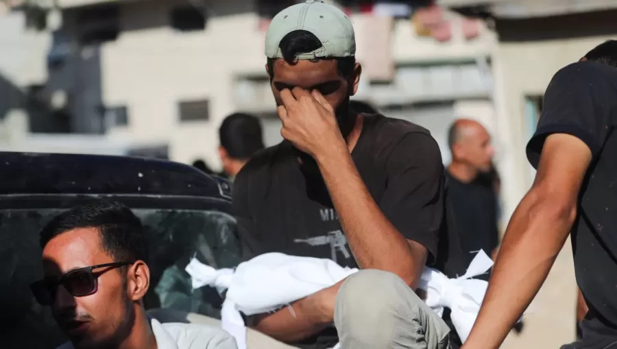 فلسطيني في مستشفى الشفاء يبكي وهو يحمل جثمان طفل فلسطيني استهدفته غارات إسرائيلية على قطاع غزة فلسطيني في مستشفى الشفاء يبكي وهو يحمل جثمان طفل فلسطيني استهدفته غارات إسرائيلية على قطاع غزة | المصدر: رويترز