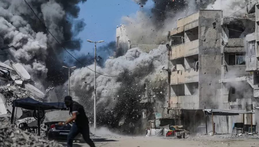فلسطيني يحاول الاحتماء خلال غارة إسرائيلية على مدينة غزة فلسطيني يحاول الاحتماء خلال غارة إسرائيلية على مدينة غزة 27/9/2025 | المصدر: الوكالة الأوروبية للصور الصحفية