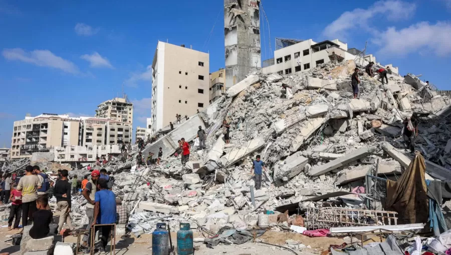 فلسطينيون يفتشون بين أنقاض بمحيط برج مشتهى في مدينة غزة بعد غارة إسرائيلية استهدفته فلسطينيون يفتشون بين أنقاض بمحيط برج مشتهى في مدينة غزة بعد غارة إسرائيلية استهدفته 5/9/2025 | المصدر: وكالة الأنباء الفرنسية