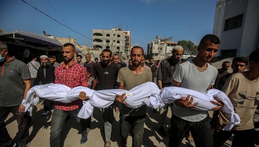 فلسطينيون يحملون جثامين ذويهم بعد غارات إسرائيلية على مدينة غزة فلسطينيون يحملون جثامين ذويهم بعد غارات إسرائيلية على مدينة غزة 2/9/2025 | المصدر: وكالة الأنباء الألمانية