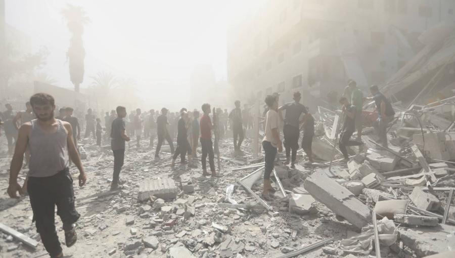 غزيون يعاينون آثار الدمار بعد قصف الاحتلال مبنى في مدينة غزة غزيون يعاينون آثار الدمار بعد قصف الاحتلال مبنى في مدينة غزة | المصدر: أسوشييتد برس