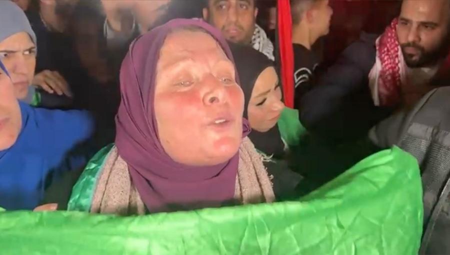 حنان البرغوثي حنان البرغوثي عقب الإفراج عنها في صفقة تبادل الأسرى بين المقاومة والاحتلال 24/11/2023