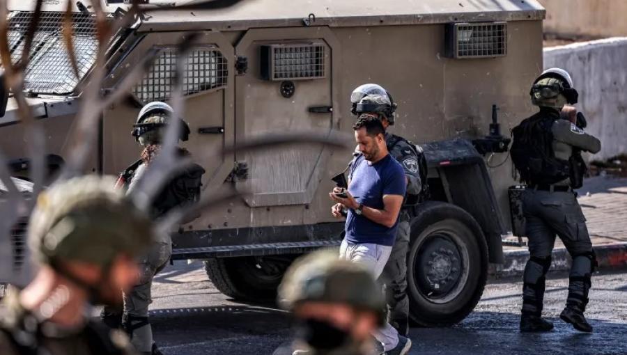 جنود الاحتلال يعتقلون أحد الفلسطينيين من مخيم الأمعري في رام الله جنود الاحتلال يعتقلون أحد الفلسطينيين من مخيم الأمعري في رام الله 14/9/2025 | المصدر: وكالة الأنباء الفرنسية