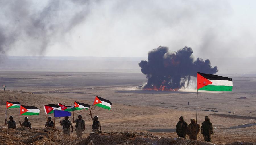 جنود من القوات المسلحة الأردنية يرفعون العلم الأردني في إحدى المناورات العسكرية على الواجهة الغربية للمملكة جنود من القوات المسلحة الأردنية يرفعون العلم الأردني في إحدى المناورات العسكرية على الواجهة الغربية للمملكة | المصدر: القوات المسلحة