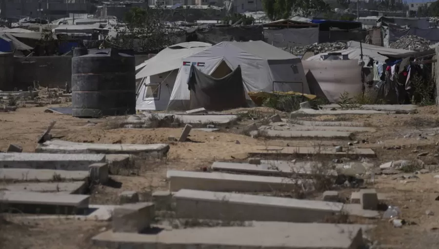 خيام مؤقتة لإيواء فلسطينيين نازحين منصوبة في مقبرة في خانيونس جنوب قطاع غزة خيام مؤقتة لإيواء فلسطينيين نازحين منصوبة في مقبرة في خانيونس جنوب قطاع غزة 20/9/2025 | أسوشييتد برس