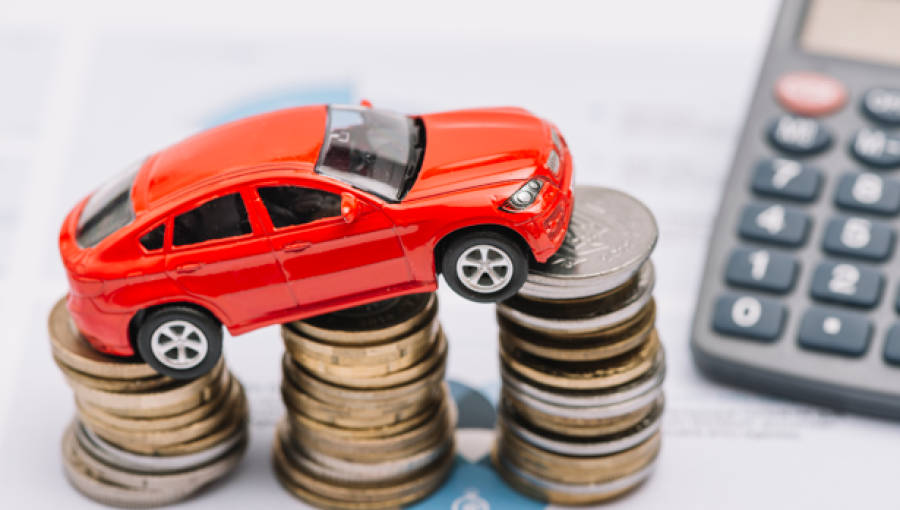لعبة سيارة فوق نقود معدنية لعبة سيارة فوق نقود معدنية | تعبيرية freepik