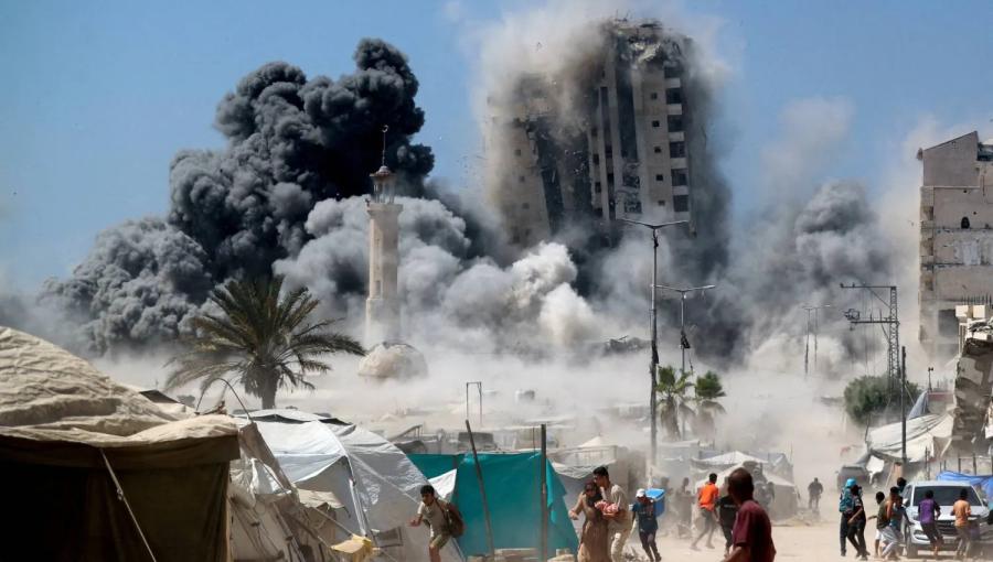 لحظة قصف برج سكني في مدينة غزة لحظة قصف برج سكني في مدينة غزة | رويترز