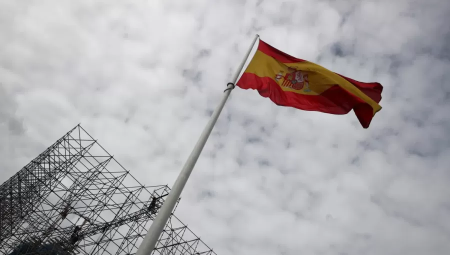 علم إسبانيا يرفرف بساحة كولون في مدريد علم إسبانيا يرفرف بساحة كولون في مدريد | المصدر: رويترز
