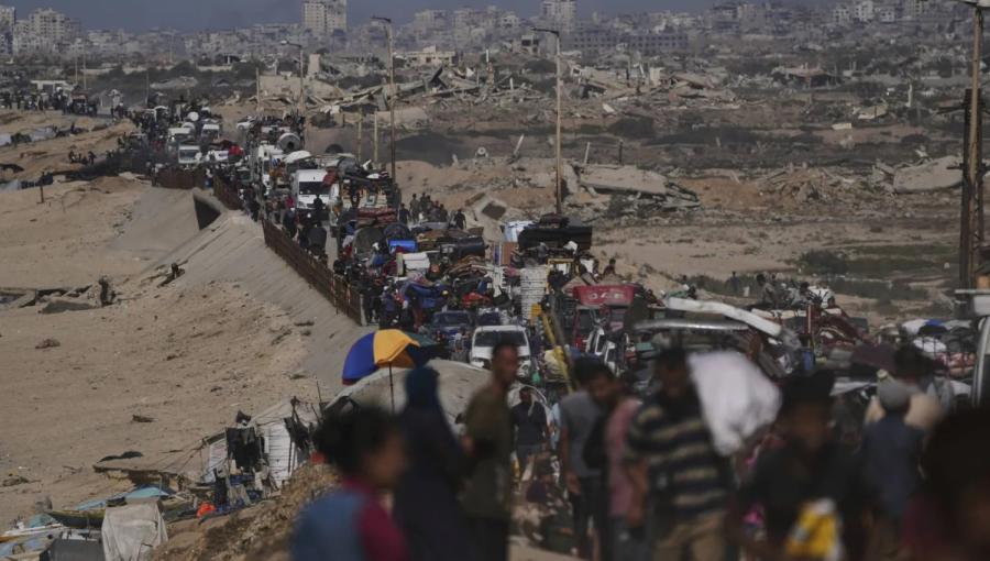 نازحون فلسطينيون من شمال قطاع غزة نازحون فلسطينيون من شمال قطاع غزة سيرا على الأقدام وفي المركبات على طول الطريق الساحلي قرب وادي غزة 22/9/2025 | أسوشييتد برس