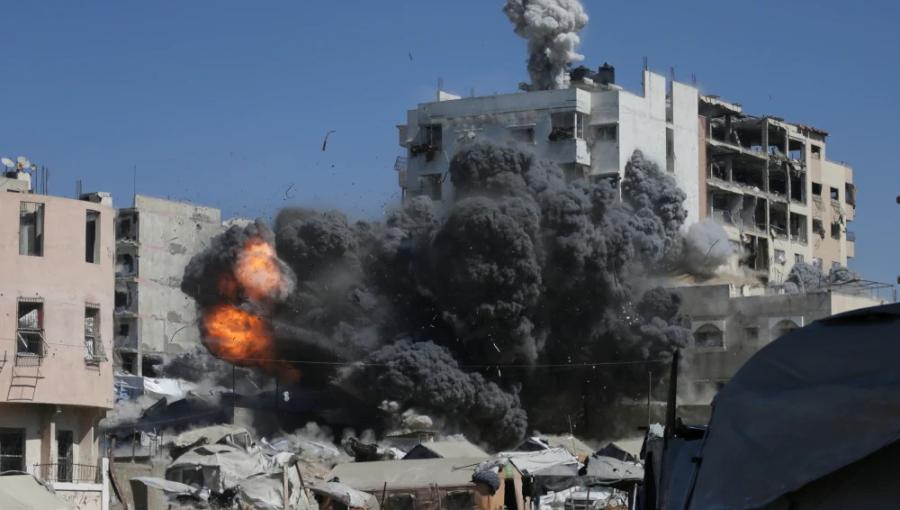 نيران ودخان إثر غارة إسرائيلية استهدفت مبنى في مدينة غزة نيران ودخان إثر غارة إسرائيلية استهدفت مبنى في مدينة غزة | أسوشييتد برس