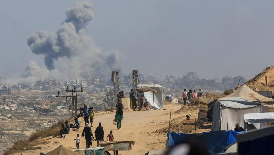 قصف إسرائيلي وغزيون ينزحون من شمال غزة إلى جنوبها قصف إسرائيلي وغزيون ينزحون من شمال غزة إلى جنوبها 24/9/2025 | رويترز