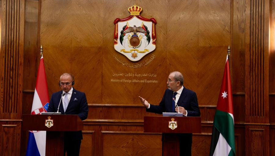 وزير الخارجية أيمن الصفدي مع نظيره الكرواتي غوردن رادمان وزير الخارجية أيمن الصفدي في مؤتمر صحافي مشترك مع نظيره الكرواتي 10/9/2025 | المصدر: وزارة الخارجية