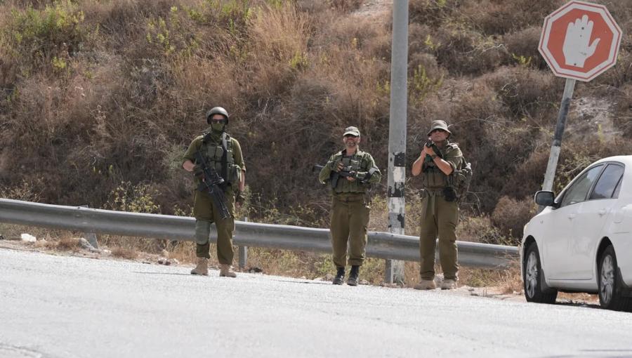 أرشيفية لـ3 من جنود الاحتلال يحملون أسلحتهم ويصوبونها تجاه الفلسطينيين في القدس المحتلة أرشيفية لـ3 من جنود الاحتلال يحملون أسلحتهم ويصوبونها تجاه الفلسطينيين في القدس المحتلة | المصدر: الأناضول