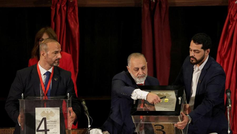أحد أعضاء الهيئة الناخبة يدلي بصوته في دمشق أحد أعضاء الهيئة الناخبة يدلي بصوته في دمشق 5/10/2025 | المصدر: رويترز