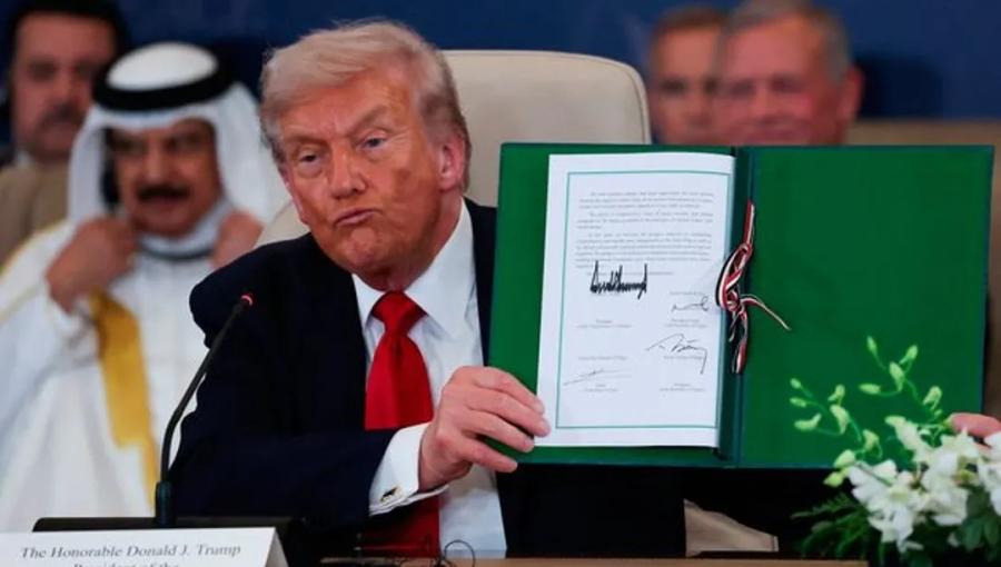 الرئيس الأمريكي دونالد ترامب الرئيس الأمريكي دونالد ترامب يرفع وثيقة شرم الشيخ المتعلقة بوقف الحرب في غزة - شرم الشيخ المصرية 13/10/2025 | المصدر: سي إن إن