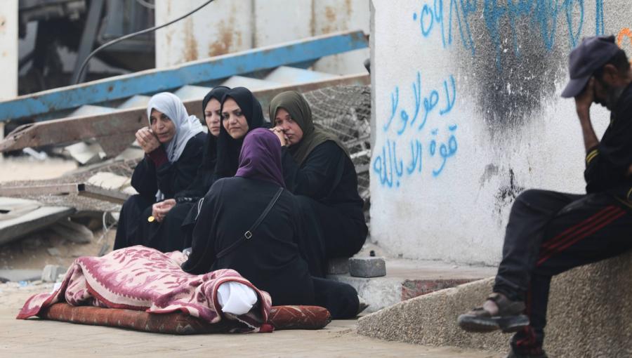 فلسطينيات يجلسن أمام جثمان شهيد قضى في غارة إسرائيلية بمدينة غزة 29/10/2025 | أسوشييتد برس