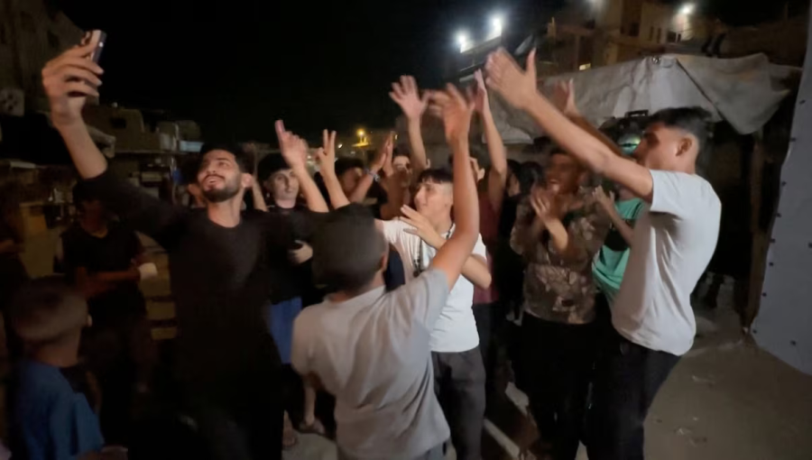 فلسطينيون يحتفلون في الشوارع عقب أنباء عن التوصل إلى اتفاق لإنهاء الحرب في غزة فلسطينيون يحتفلون في الشوارع عقب أنباء عن التوصل إلى اتفاق لإنهاء الحرب في غزة 9/10/2025 | رويترز