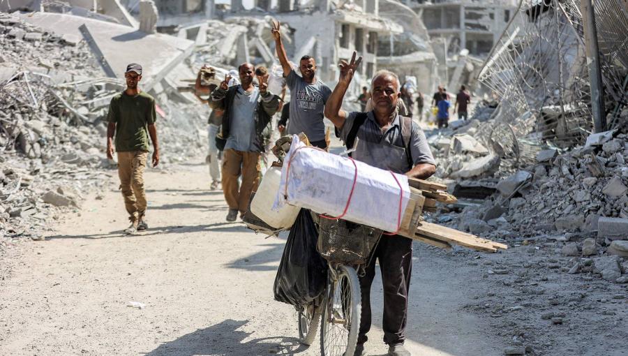 فلسطينيون يسيرون بين مبانٍ مدمرة في وسط خانيونس خلال تحركهم للعودة إلى منازلهم فلسطينيون يسيرون بين مبانٍ مدمرة في وسط خانيونس خلال تحركهم للعودة إلى منازلهم 10/10/2025 | وكالة الأنباء الفرنسية