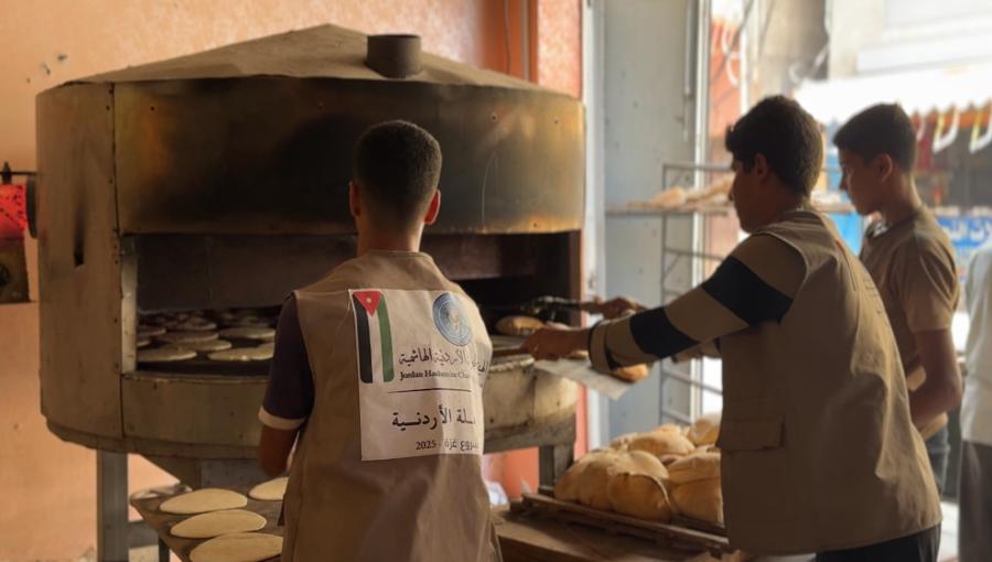 فريق الحملة الأردنية خلال تشغيل المخبز الجديد وسط قطاع غزة فريق الحملة الأردنية خلال تشغيل المخبز الجديد وسط قطاع غزة | المصدر: المملكة