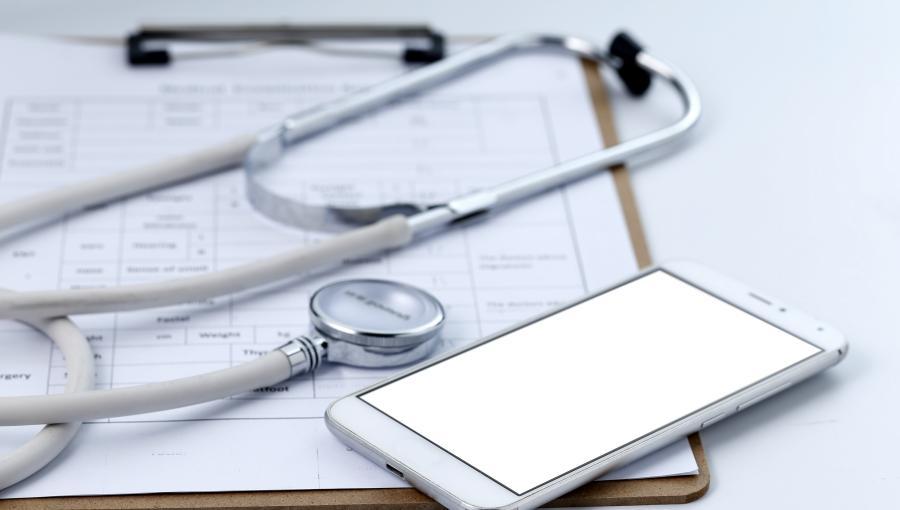 هاتف ذكي بجانب سماعة طبية ولائحة هاتف ذكي بجانب سماعة طبية ولائحة | تعبيرية Freepik