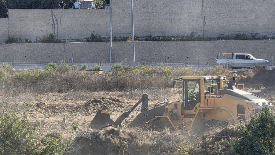 جرافات الاحتلال تجرف أراضي الفلسطينيين في منطقة بيت البركة شمال الخليل جرافات الاحتلال تجرف أراضي الفلسطينيين في منطقة بيت البركة شمال الخليل 20/10/2025 | فلسطين بوست