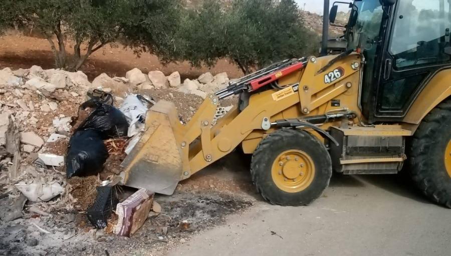 جرافة تزيل النفايات ضمن حملة نظافة شملت وادي مرصع ووادي ضاعن أرشيفية لجرافة تزيل النفايات ضمن حملة نظافة شملت وادي مرصع ووادي ضاعن | بلدية باب عمان