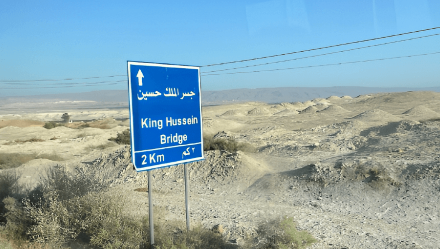 لافتة تشير إلى جسر الملك حسين لافتة تشير إلى جسر الملك حسين | المصدر: خرائط جوجل