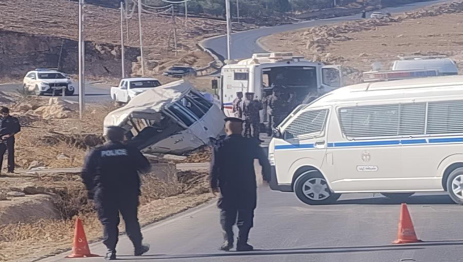 من موقع حادث تدهور باص يعمل على طريق إربد-زوبيا من موقع حادث تدهور باص يعمل على طريق إربد-زوبيا 16/10/2025| المصدر: مواقع التواصل