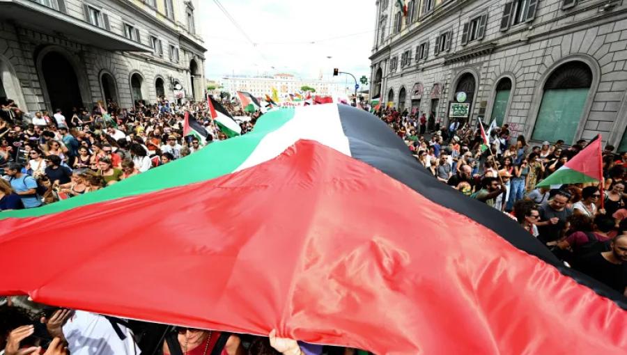 متظاهرون في روما يحملون علما فلسطينيا ضخما خلال إضراب تضامنا مع غزة متظاهرون في روما يحملون علما فلسطينيا ضخما خلال إضراب تضامنا مع غزة | وكالة الأنباء الفرنسية