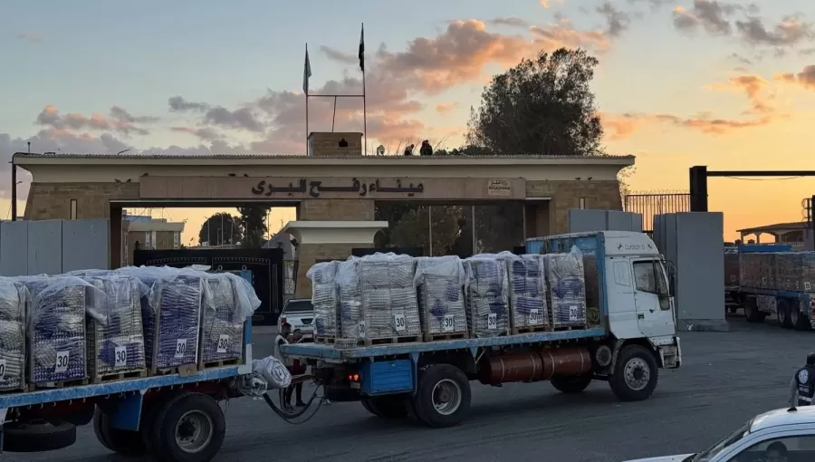 شاحنات محملة بالمساعدات الإنسانية تنتظر على الجانب المصري من معبر رفح للعبور إلى قطاع غزة شاحنات محملة بالمساعدات الإنسانية تنتظر على الجانب المصري من معبر رفح للعبور إلى قطاع غزة | وكالة الأنباء الفرنسية