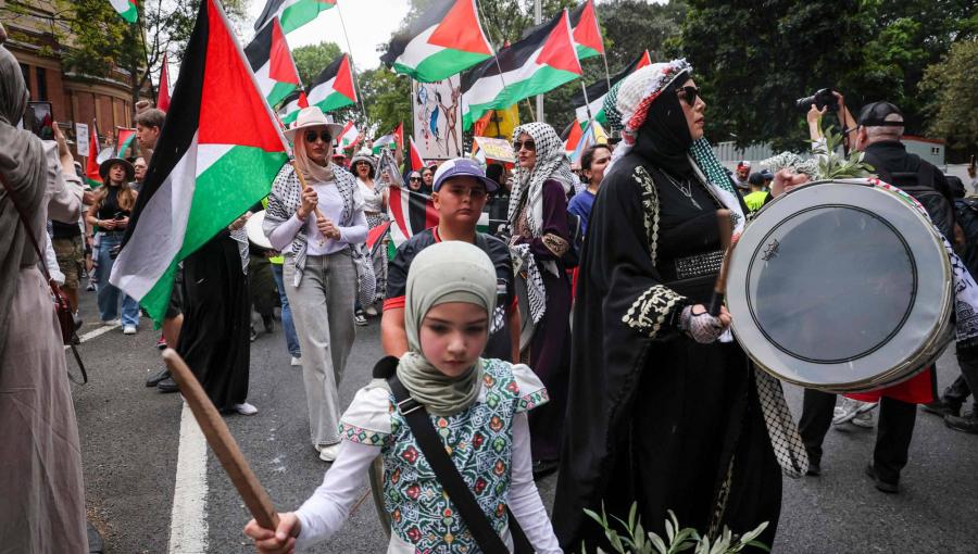 طفلة تحمل العلم الفلسطيني في مسيرة في سيدني طفلة تحمل العلم الفلسطيني في مسيرة في سيدني | أسوشييتد برس
