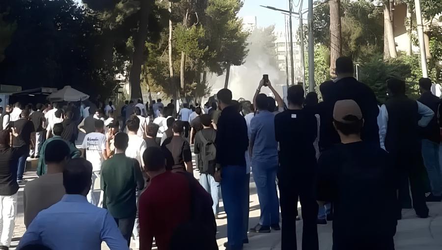 تجمهر عدد من طلبة الجامعة الأردنية لحظة وقوع مشاجرة داخل حرم الجامعة تجمهر عدد من طلبة الجامعة الأردنية لحظة وقوع مشاجرة داخل حرم الجامعة 16/10/2025