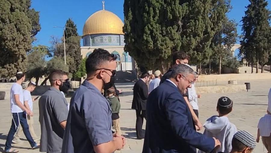 وزير أمن الاحتلال إيتمار بن غفير خلال اقتحامه للأقصى وزير أمن الاحتلال إيتمار بن غفير خلال اقتحامه للأقصى 8/10/2025