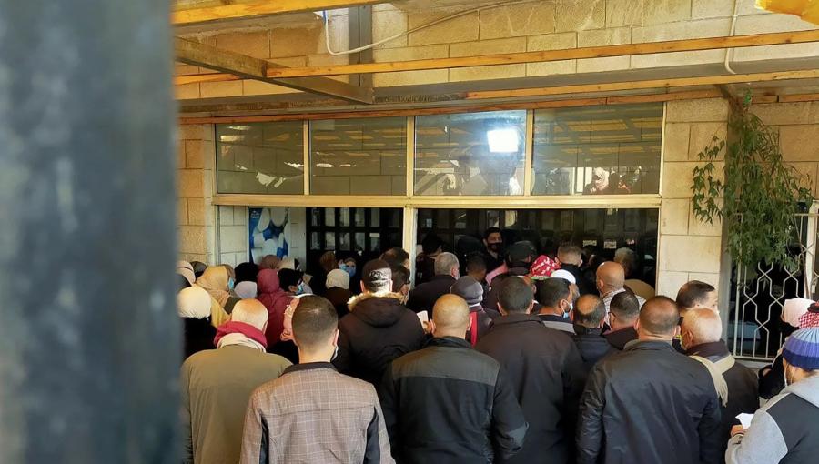 أرشيفية لتجمع مراجعين أمام عيادات البشير