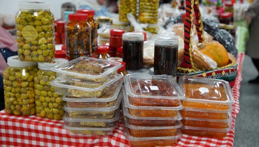 أصناف متنوعة من المنتجات الريفية التقليدية زيتون ومخللات في مهرجان الزيتون الوطني 27/11/2025 | المصدر: حسنى