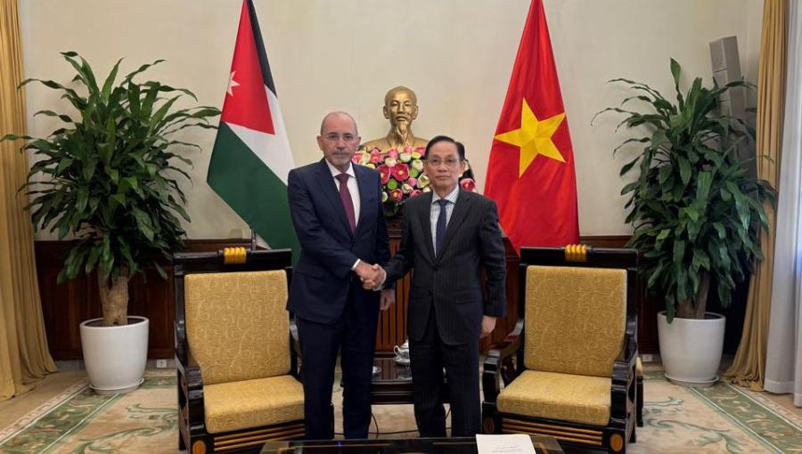 وزير الخارجية أيمن الصفدي ونظيره الفيتنامي لي هواي ترونج، هانوي 13/11/2025 | المصدر: وزارة الخارجية الأردنية