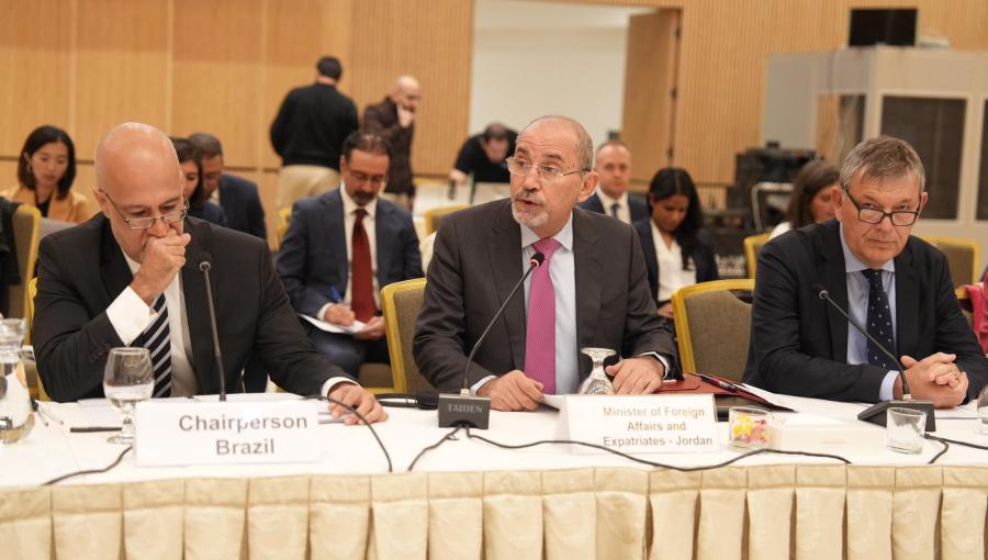 وزير الخارجية وشؤون المغتربين أيمن الصفدي خلال افتتاح أعمال اجتماع اللجنة الاستشارية لوكالة الأونروا 19/11/2025 | المصدر: وزارة الخارجية