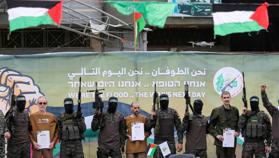 الأسرى الإسرائيليون الثلاثة بين مقاومين من حماس قبيل تسليمهم للصليب الأحمر بدير البلح 8/2/2025 | رويترز