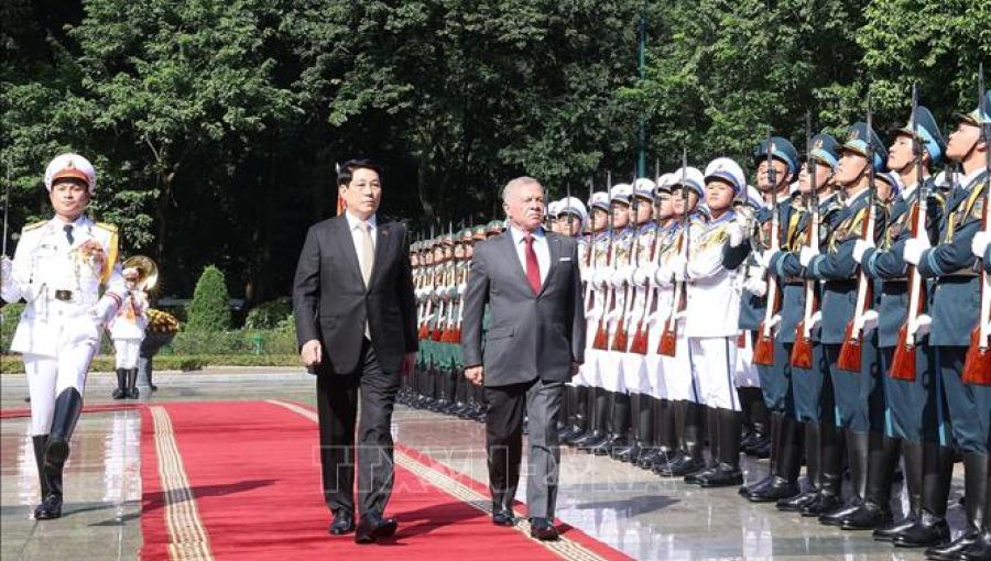 الملك عبدالله الثاني والرئيس الفيتنامي لونغ كونغ يستعرضان حرس الشرف هانوي 12/11/2025 | المصدر: وكالة الأنباء الفيتنامية